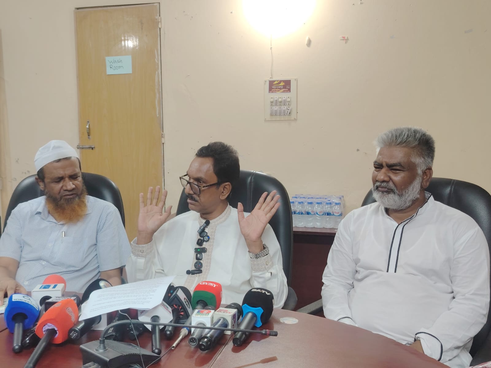 মন্ত্রীকে "প্রিয় নবী" বলে সমালোচনায় বিএনপি নেতা, প্রকাশ্যে চাইলেন ক্ষমা, তওবা করতে প্রস্তুত