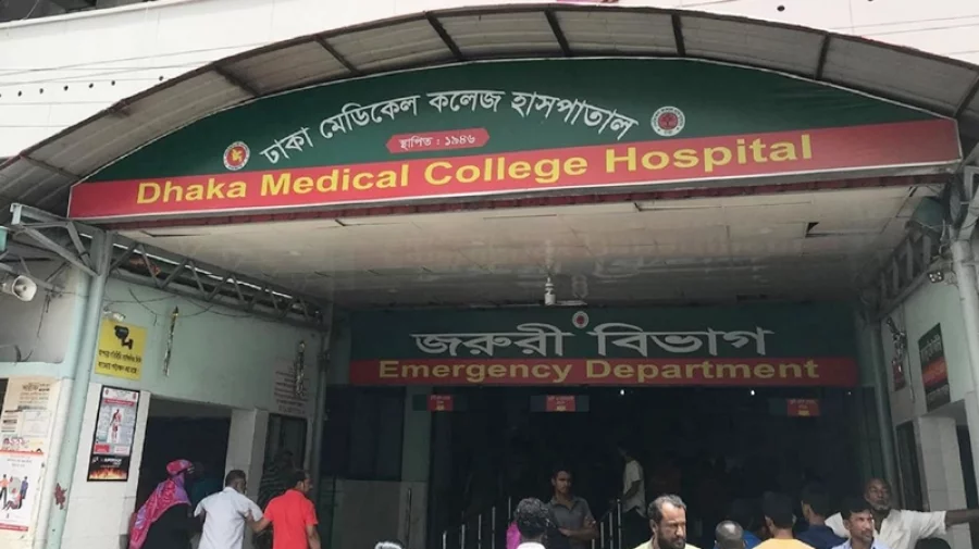 ঢামেকে চিকিৎসকদের সঙ্গে ঢাবি শিক্ষার্থীদের সংঘর্ষ, জরুরি সেবা বন্ধ