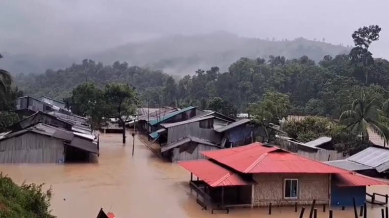 দুর্গম সীমান্তে বানভাসি মানুষের পাশে বিজিবি