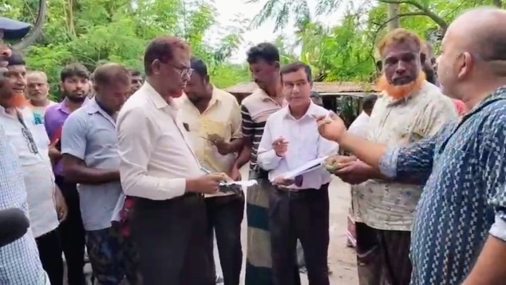 ঝিনাইদহে অবৈধভাবে সার মজুদ, ডিলারকে জরিমানা