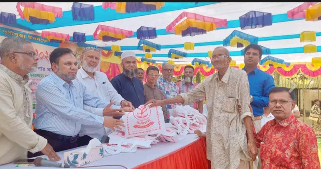 দুর্গাপূজায় ৩০০ জনকে বস্ত্র ও অর্থ দিল স্বর্ণগ্রাম