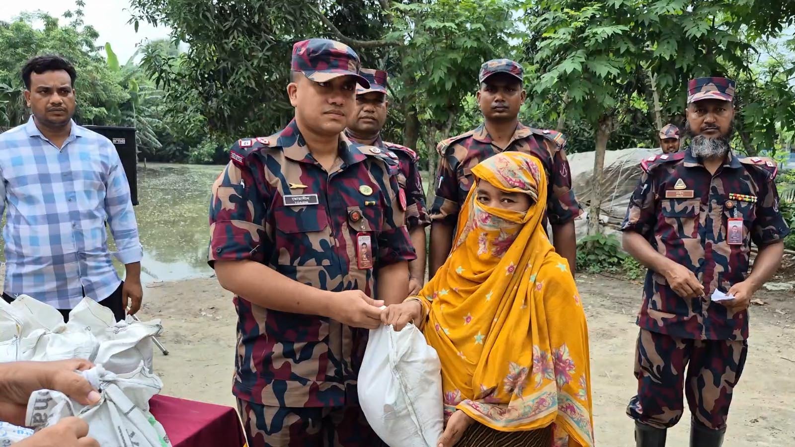 মহেশপুরে দুস্থ অসহায় মানুষের মাঝে বিজিবির ত্রাণ বিতরণ