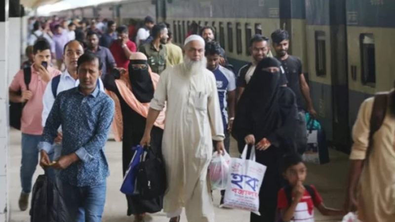 ঈদের ছুটি শেষে ঢাকায় ফিরছে মানুষ