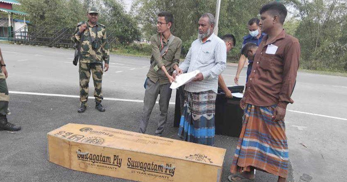 ১১ মাস পর বিএসএফের বন্দি আজিজুরের মরদেহ দেশে ফিরে, সীমান্তে শোক ও ক্ষোভ