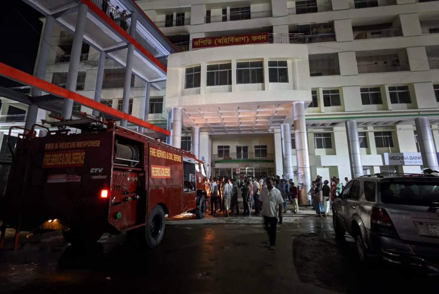 শেবাচিমে আগুন: ধোঁয়ায় আতঙ্ক, স্থানান্তরের মাঝেই দুই রোগীর মৃত্যু