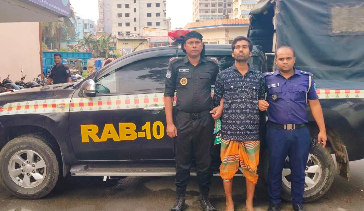 ফরিতপুরে রাতে ৩ জনকে কুপিয়ে হত্যা, ভোরেই খুনি আটক