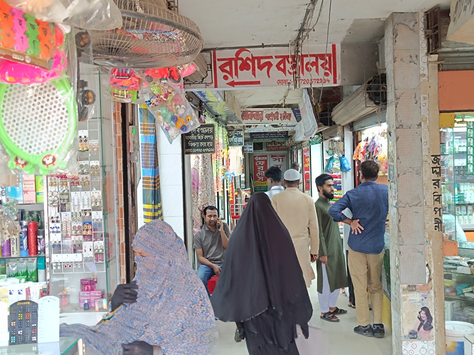 ঝিনাইদহ শহরের মার্কেটগুলোতে নেই পর্যাপ্ত টয়লেট সুবিধা, ভোগান্তিতে ক্রেতারা