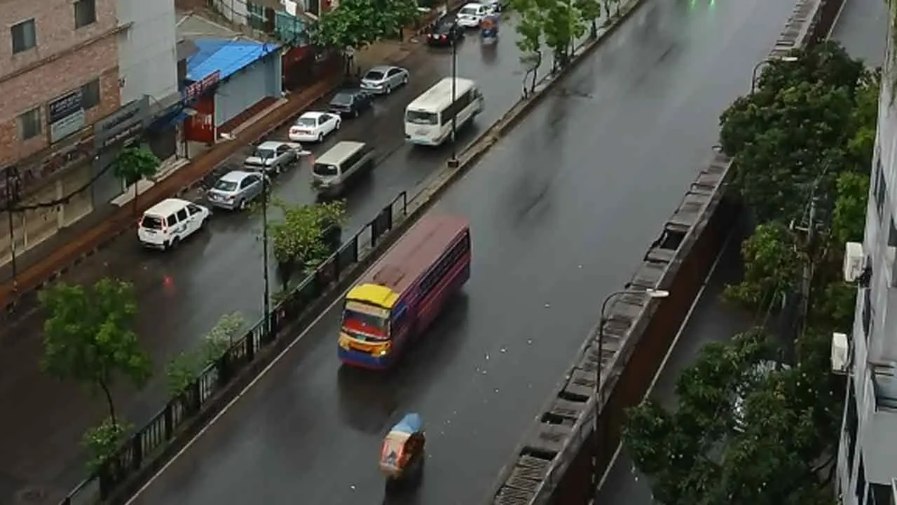 ঢাকায় বৃষ্টির সঙ্গে দমকা হাওয়ার আভাস, তাপমাত্রাও বাড়তে পারে