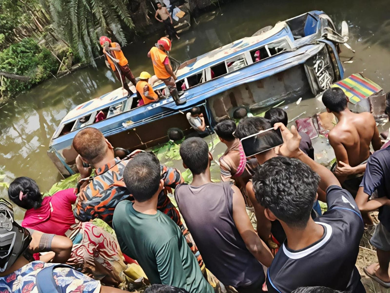 ডুমুরিয়ায় যাত্রীবা‌হি বাস খাদে পড়ে নিহত ১, আহত ১০