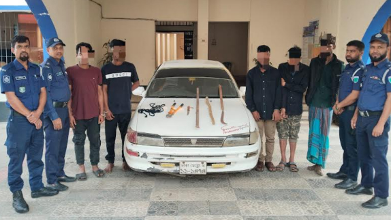 ডাকাতির প্রস্তুতিকালে প্রাইভেটকার ও অস্ত্রসহ গ্রেপ্তার ৫