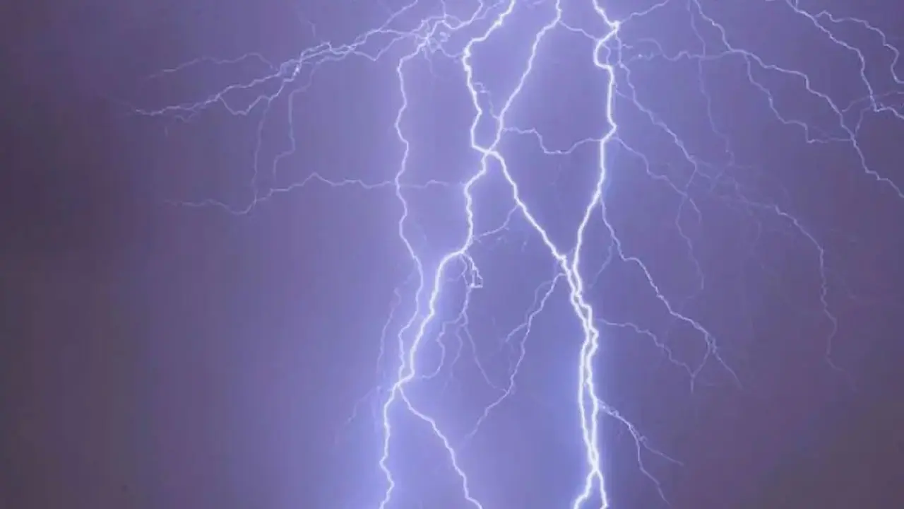 ৬ জেলায় বজ্রপাতে প্রাণ গেল ১২ জনের