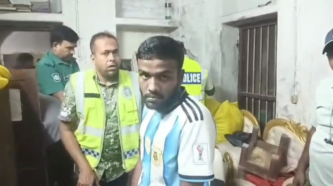 খুলনায় অস্ত্র ও গুলিসহ  সন্ত্রাসী ভেলু গ্রেফতার