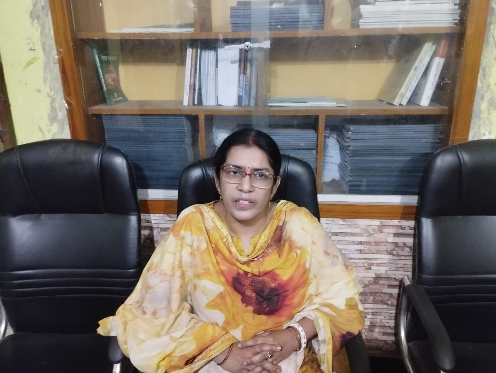 নড়াইল সরকারী মহিলা কলেজের ভারপ্রাপ্ত অধ্যক্ষের বিরুদ্ধে নারী সহকারী অধ্যাপকের সংবাদ সম্মেলন