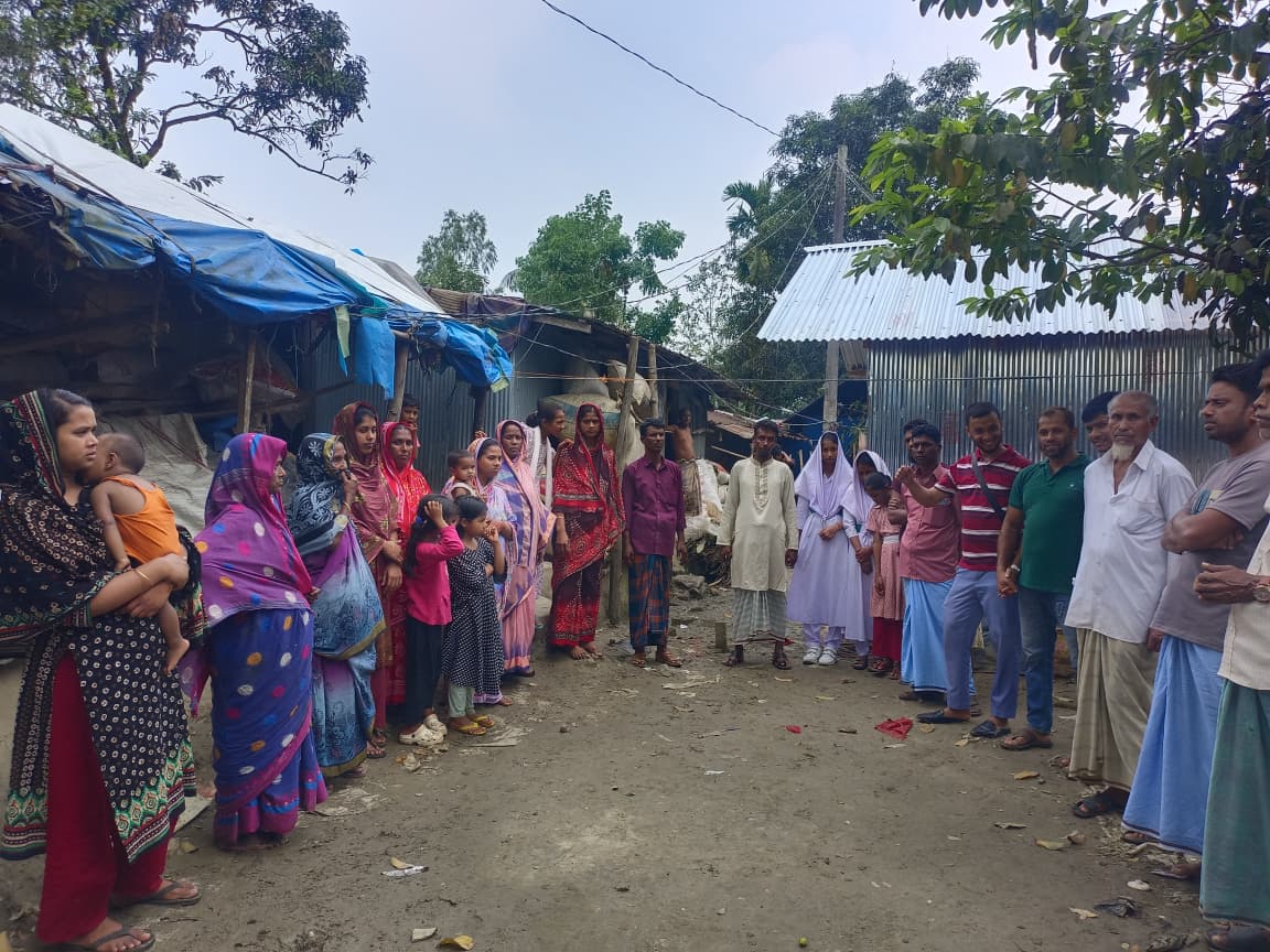 মীরসরাইয়ের ওয়াহেদপুরে চলাচলের রাস্তা বন্ধ করে তিন পরিবারকে অবরুদ্ধ