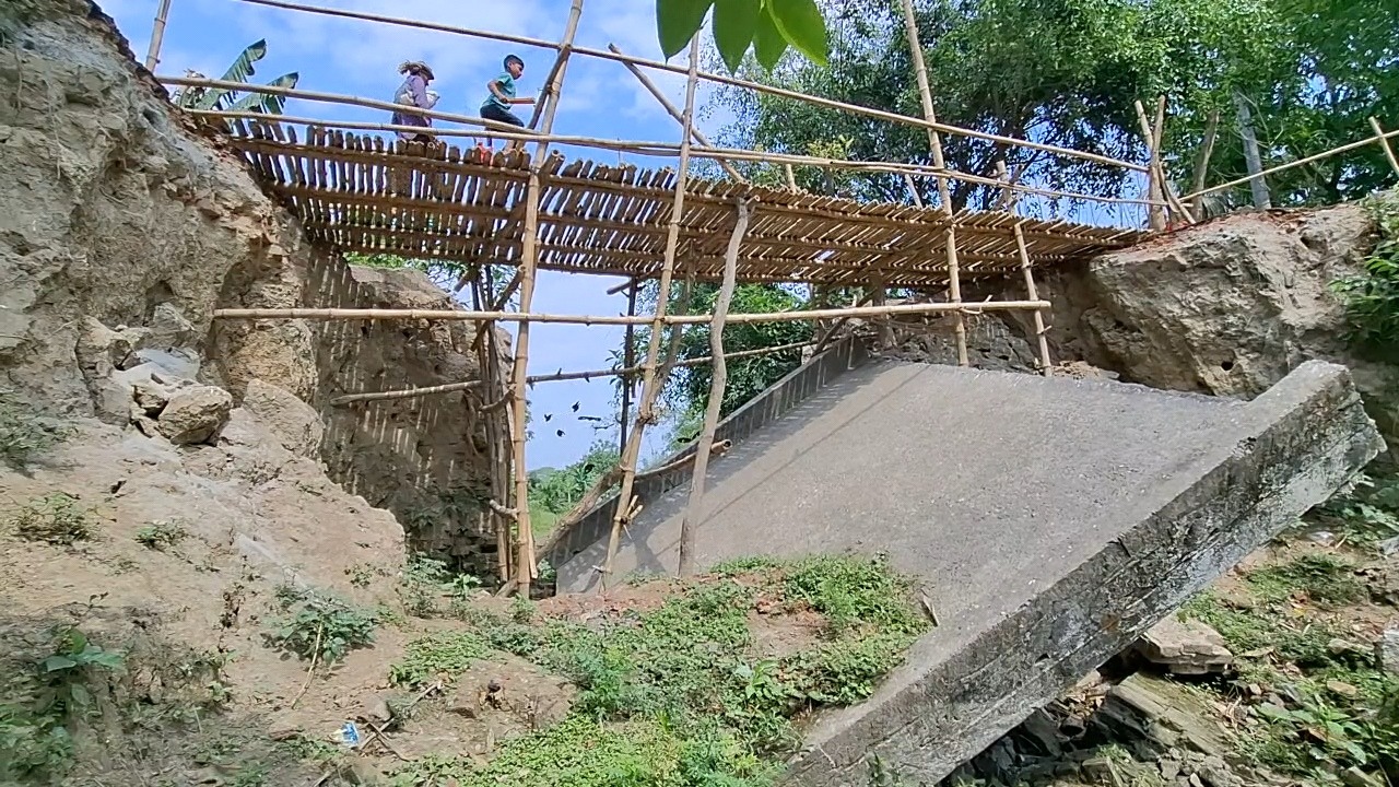 ঝিনাইদহে ভেঙে পড়া সেতুতে থমকে যোগাযোগ, ঝুঁকিপূর্ণ বাঁশের সাঁকোয় পারাপার