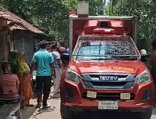 বিশ্বকাপ ফুটবল গাইবান্ধায় পছন্দের দলের পতাকা টানাতে গিয়ে গাছের ডালে জ্ঞান হারালেন যুবক