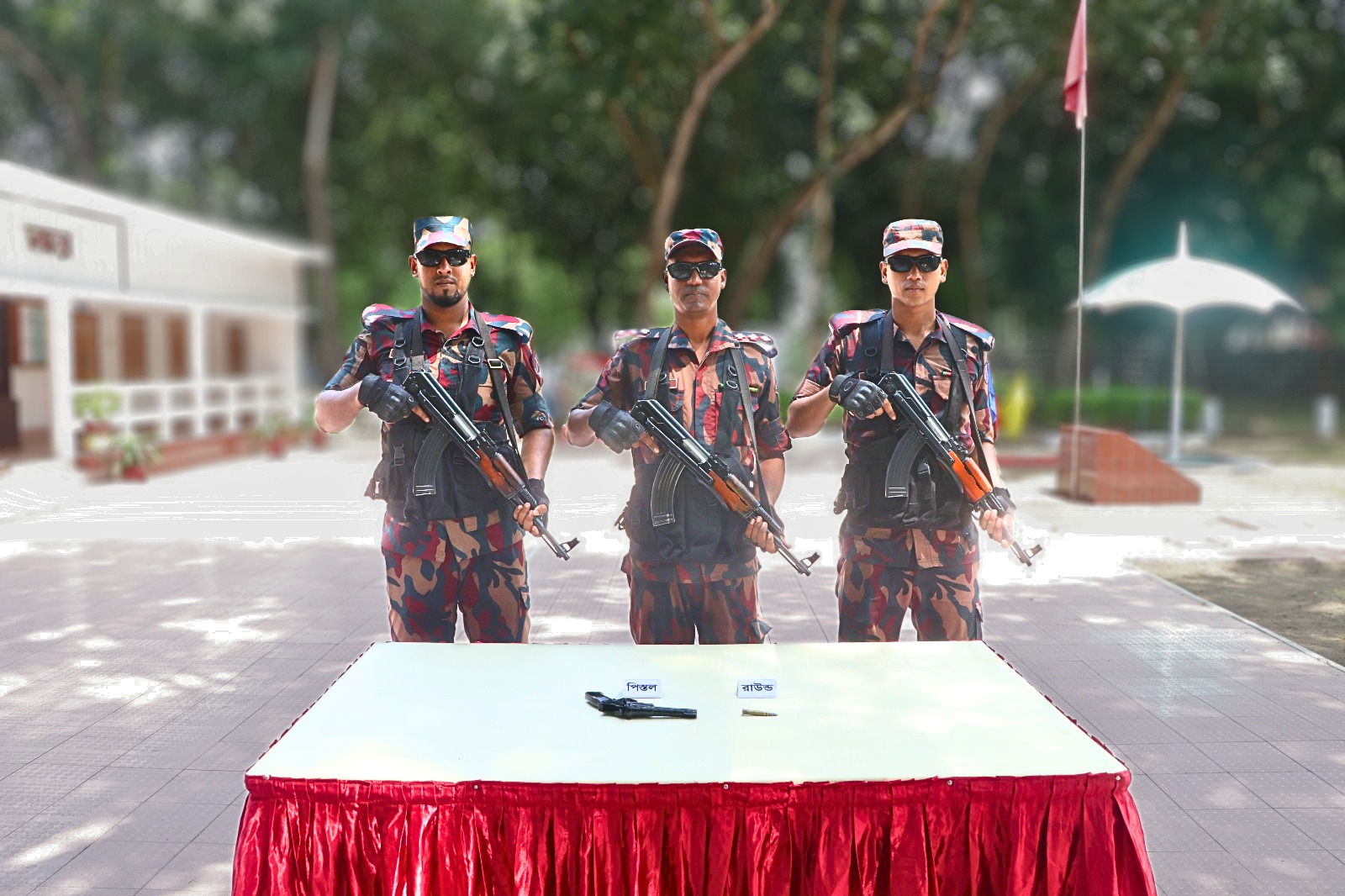লালমনিরহাট ১৫ বিজিবি’র বিশেষ অভিযানে পিস্তল ও গুলি উদ্ধার