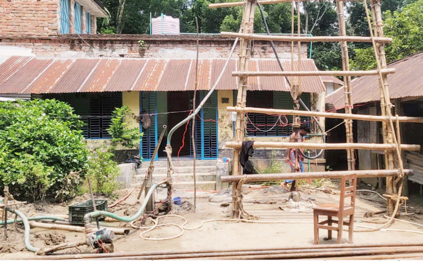 নড়াইলের লোহাগড়ায় হাই কোর্টের নিষেধাজ্ঞা অমান্য করে  জোরপূর্বক স্থাপনা নির্মাণ