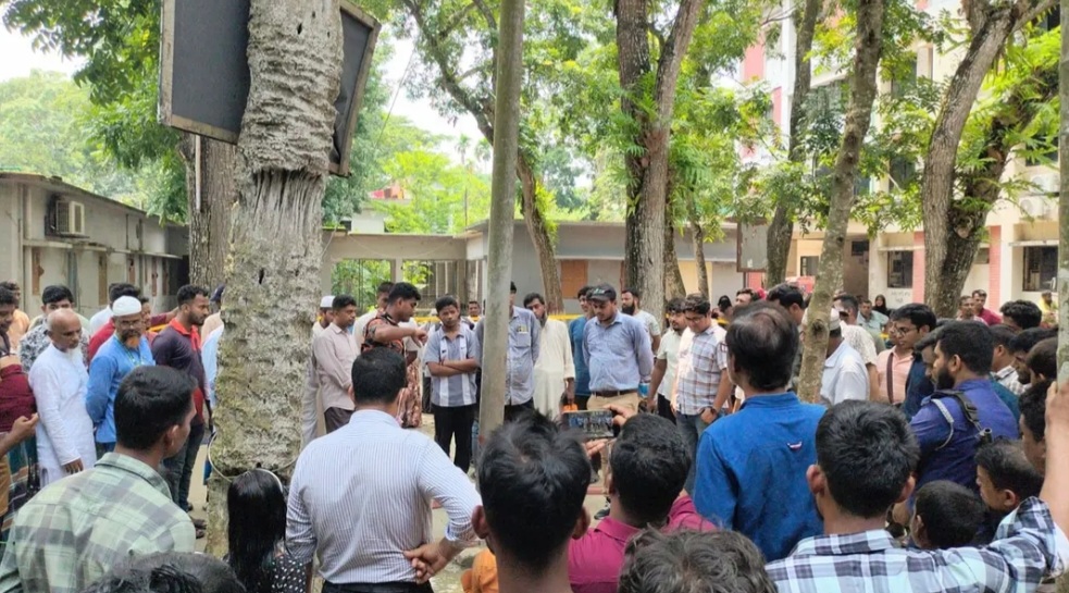 শরীয়তপুরে ধোঁয়া ওঠা মাটি, বাপেক্সের পরীক্ষায় মিলল না গ্যাস