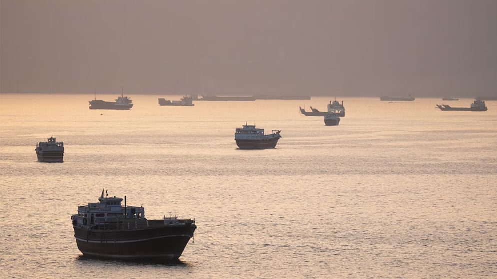 পারস্য উপসাগরে আটকা ১৫০০ জাহাজ, বিপাকে ২০ হাজার নাবিক
