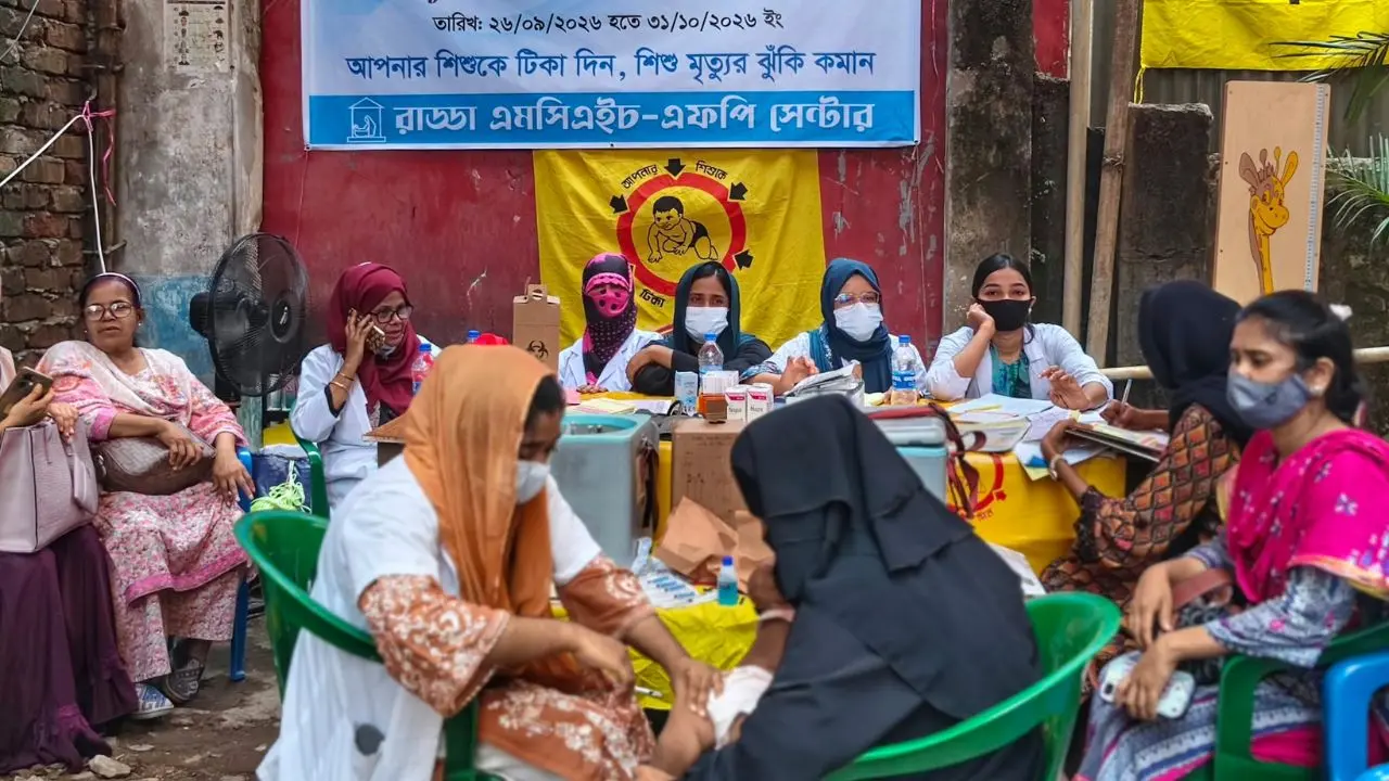ধ্বংসস্তূপের পাশেই চলছে শিশুদের টিকাদান কার্যক্রম