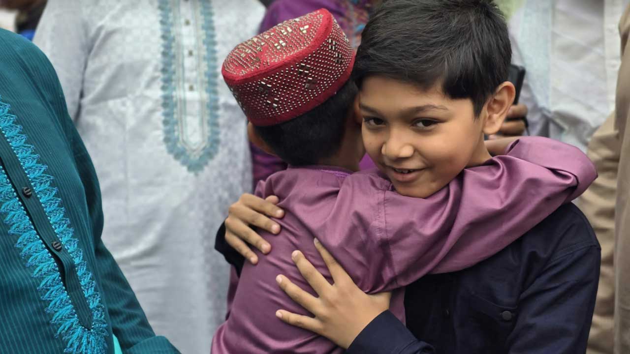 ধর্মীয় ভাবগাম্ভীর্য ও উৎসাহ-উদ্দীপনায় উদযাপিত হচ্ছে পবিত্র ঈদুল ফিতর