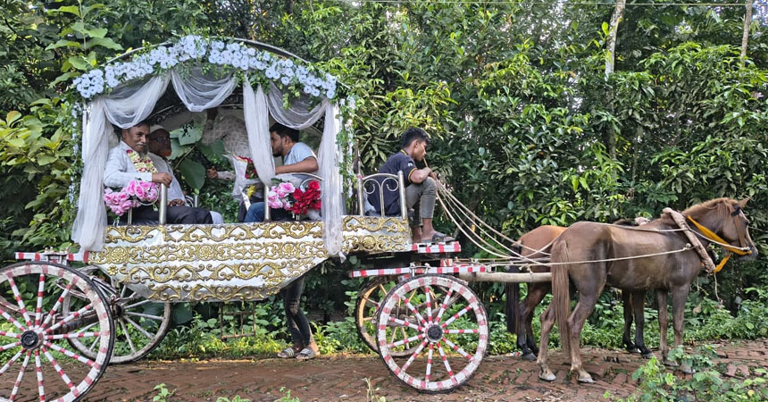 ৩৭ বছরের শিক্ষকতা শেষে ঘোড়ার গাড়িতে রাজকীয় বিদায়