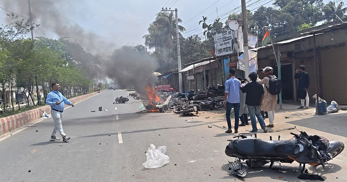 পাবনায় বিএনপির দুই গ্রুপের সংঘর্ষ: ভাঙচুর-অগ্নিসংযোগ, আহত অর্ধশতাধিক