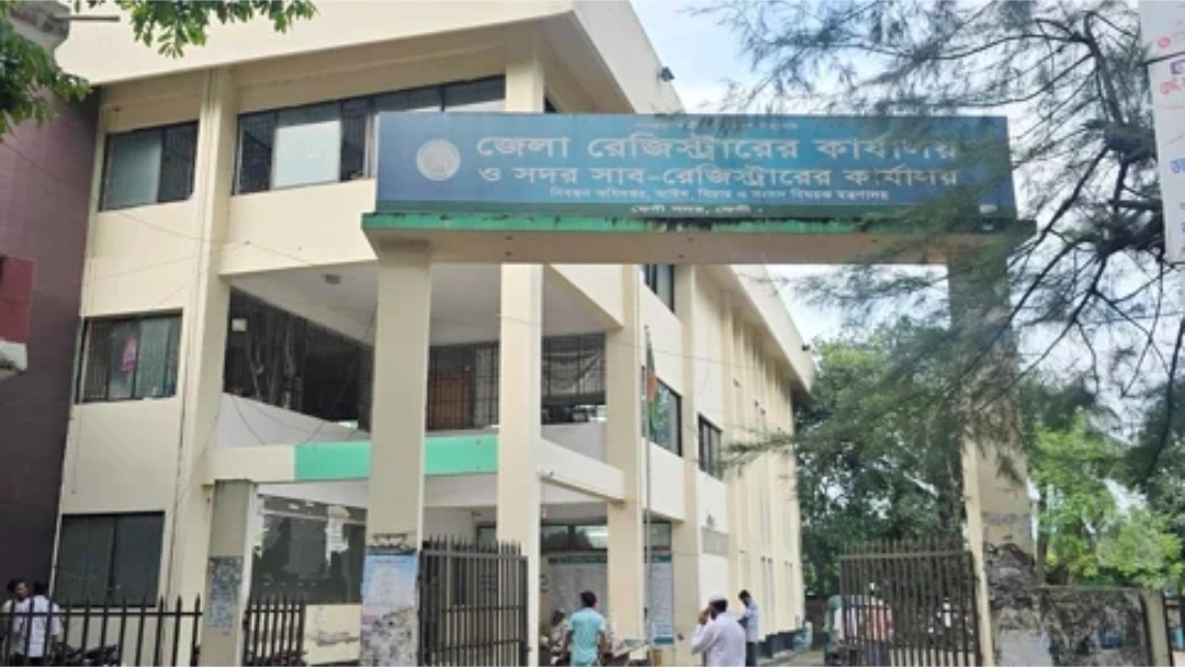 ফেনীতে টক অব দ্যা টাউন : জীবিত শাশুড়িকে ‘মৃত’ বানিয়ে জমি বিক্রির চেষ্টা, রুখে দিলেন সাবরেজিস্ট্রার