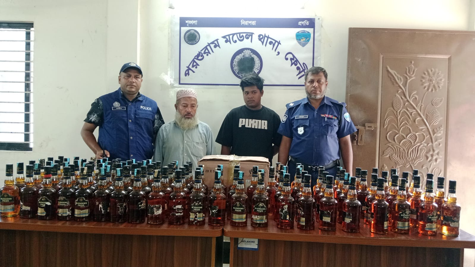 ফেনী পরশুরামে এ্যাম্বুলেন্সে মিললো ১১৭ বোতল ভারতীয় মদ