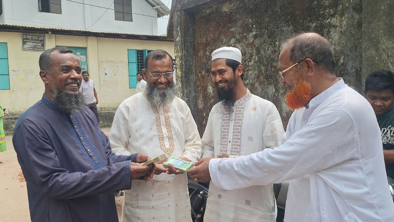 কুড়িয়ে পাওয়া লাখ টাকা মাইকিং করে মালিককে ফেরত দিলেন ব্যবসায়ী