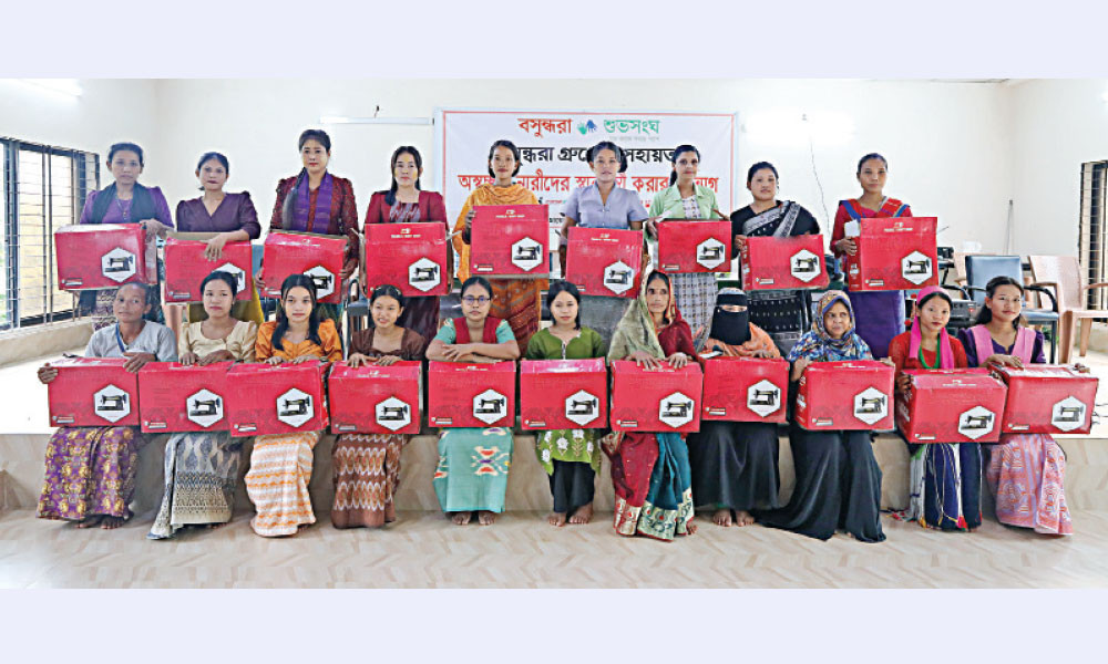 অভাব পেরিয়ে স্বাবলম্বিতার পথে বান্দরবানের ১০০ নারী
