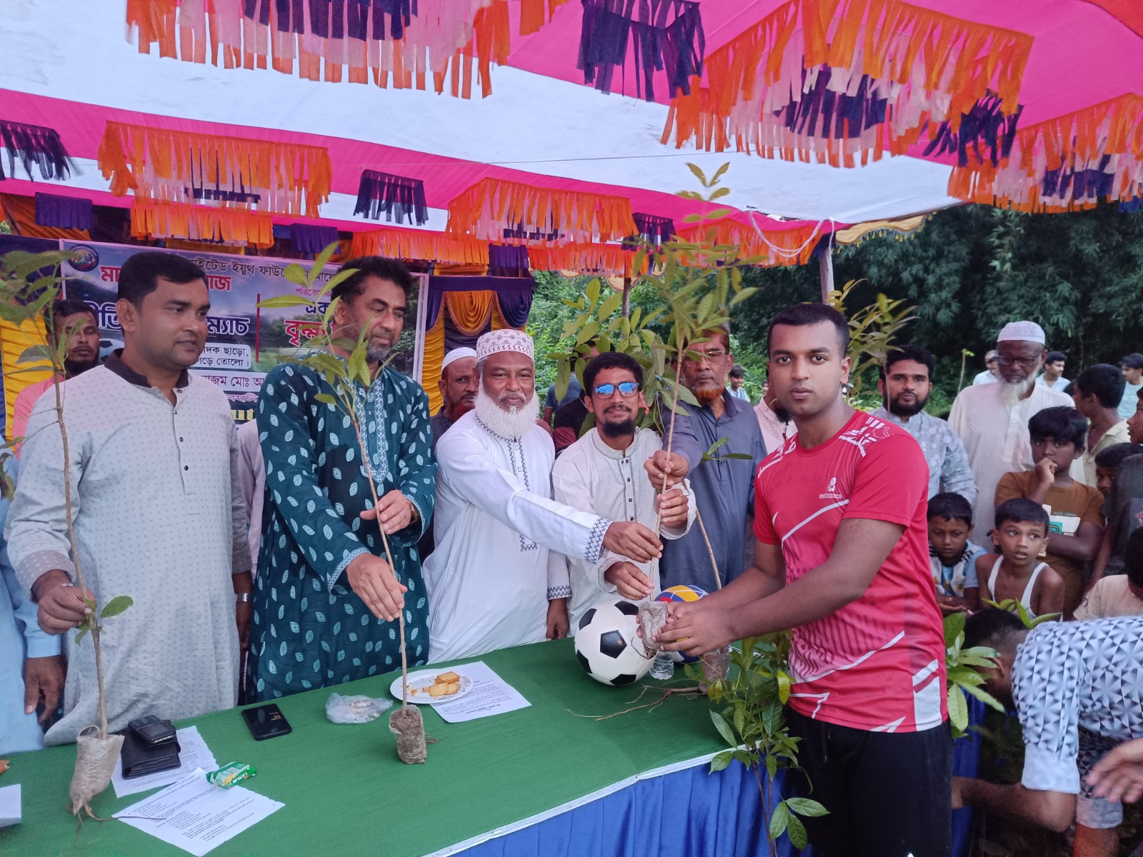 ঝিনাইদহে পরিবেশের ভারসাম্য রক্ষায় ১ হাজার গাছের চারা বিতরণ