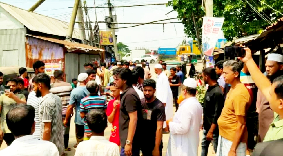 ১০ টাকার চাঁদা নিয়ে বিরোধ: সোনারগাঁয়ে অটোচালক নিহত, মহাসড়ক অবরোধ