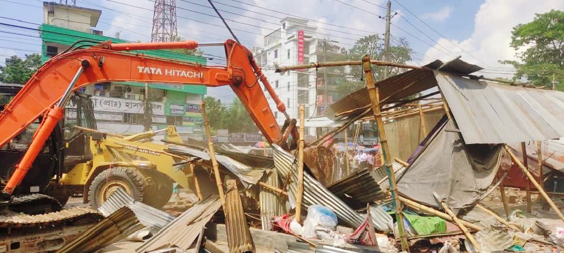 সওজের জমিতে দখল ও হাসপাতাল এলাকায় দোকানপাট, অভিযানে নেতৃত্ব দেন এনডিসি