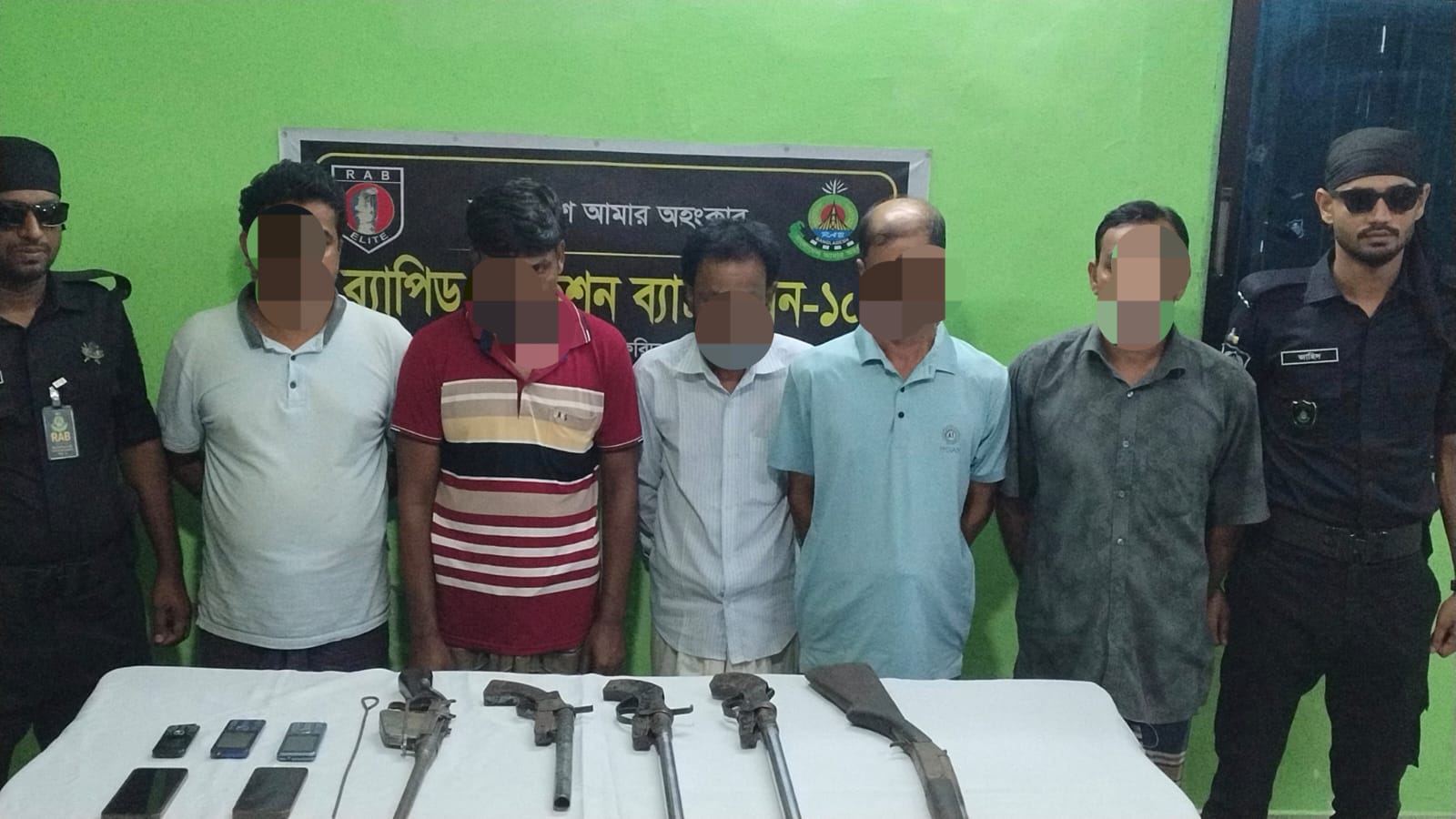 পাঁচ আগ্নেয়াস্ত্রসহ পাঁচ অস্ত্রধারী র‍্যাবের হাতে আটক