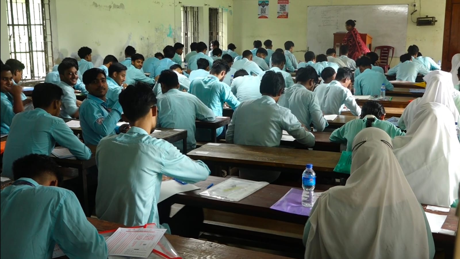 পরীক্ষায় কেন্দ্রে বইয়ের পৃষ্ঠা রাখায় ফেনী কলেজের এইচএসসি পরীক্ষার্থী বহিষ্কার