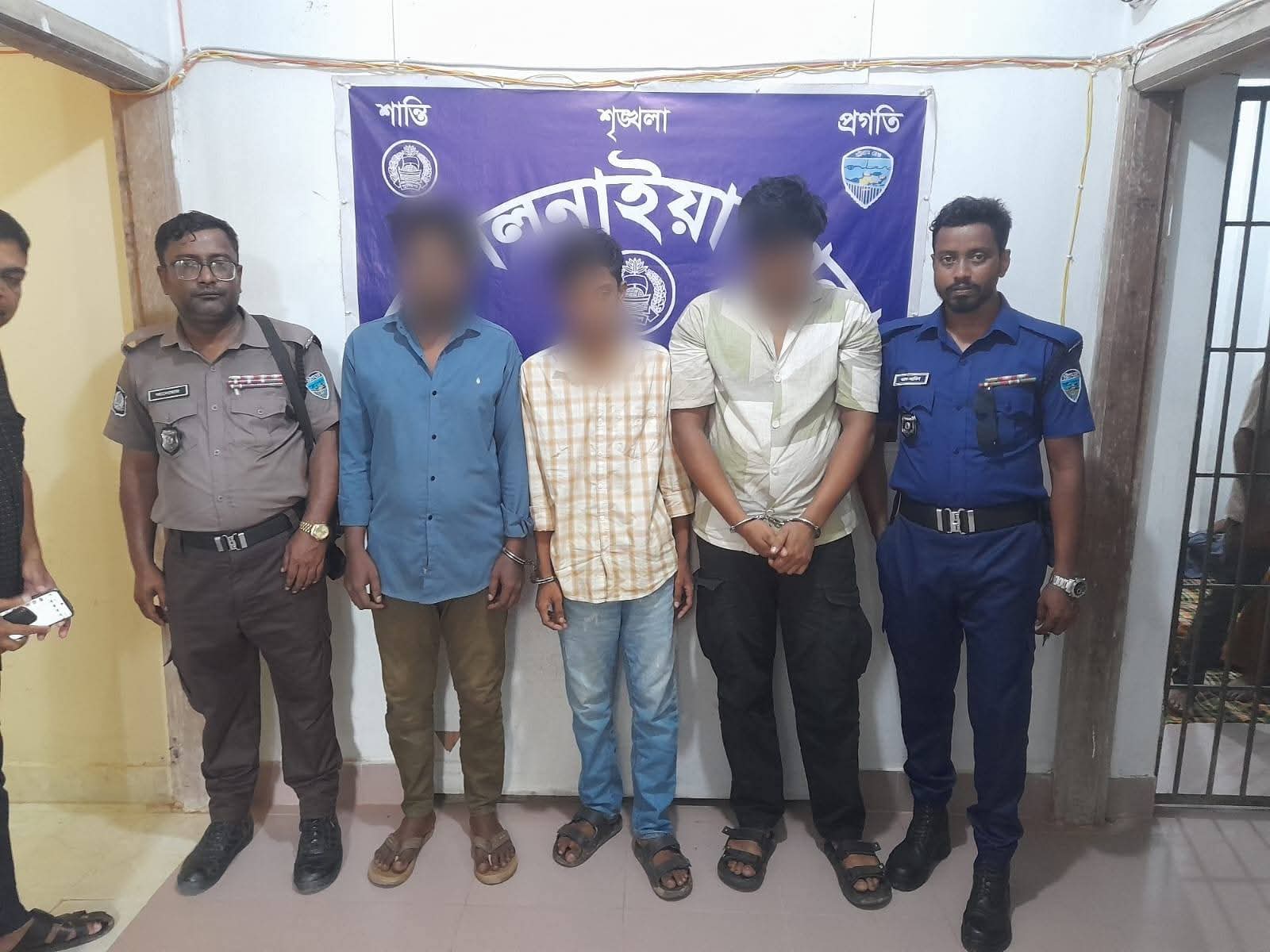 ফেনীতে ৩৫ লাখ টাকার চোরাই ভারতীয় শাড়িসহ আটক ৩, পিকআপ জব্দ