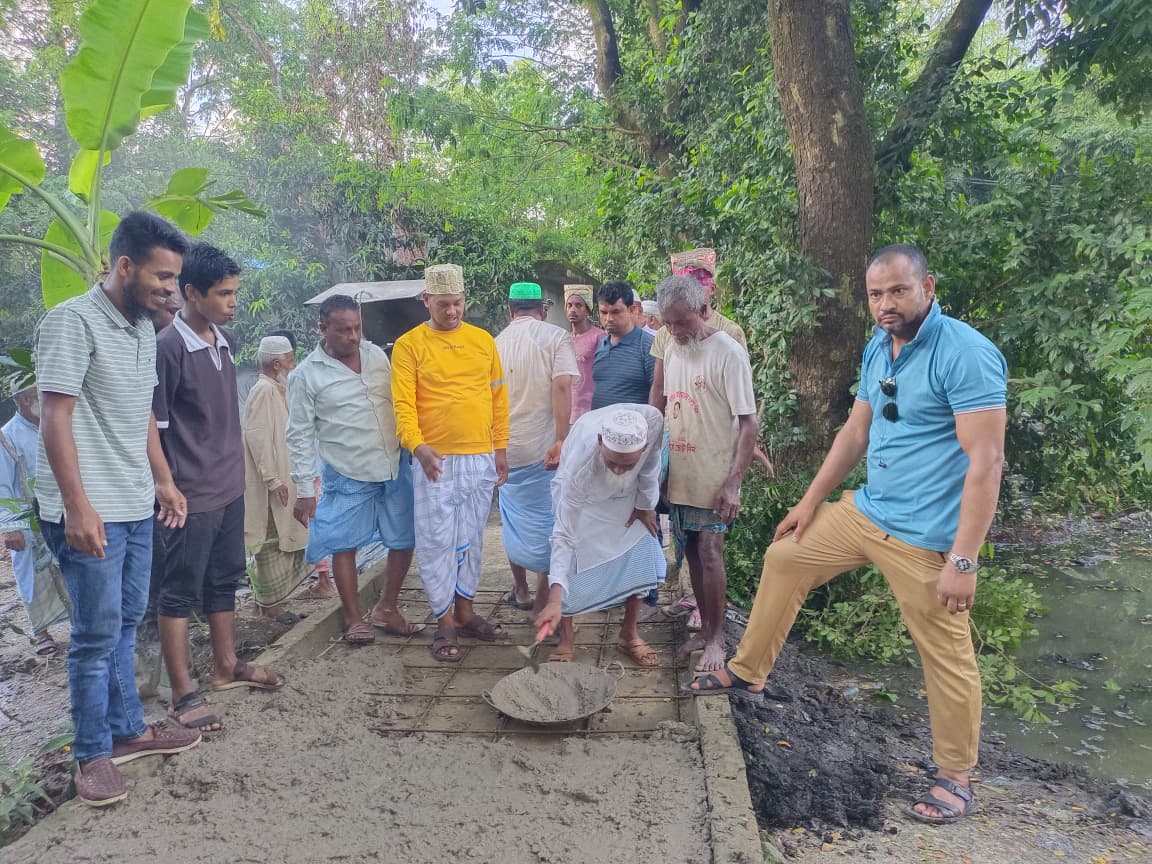 মীরসরাই উপজেলা কৃষক দলের সভাপতি আশরাফ উদ্দিনের অর্থায়নে রাস্তার সিসি ঢালাই