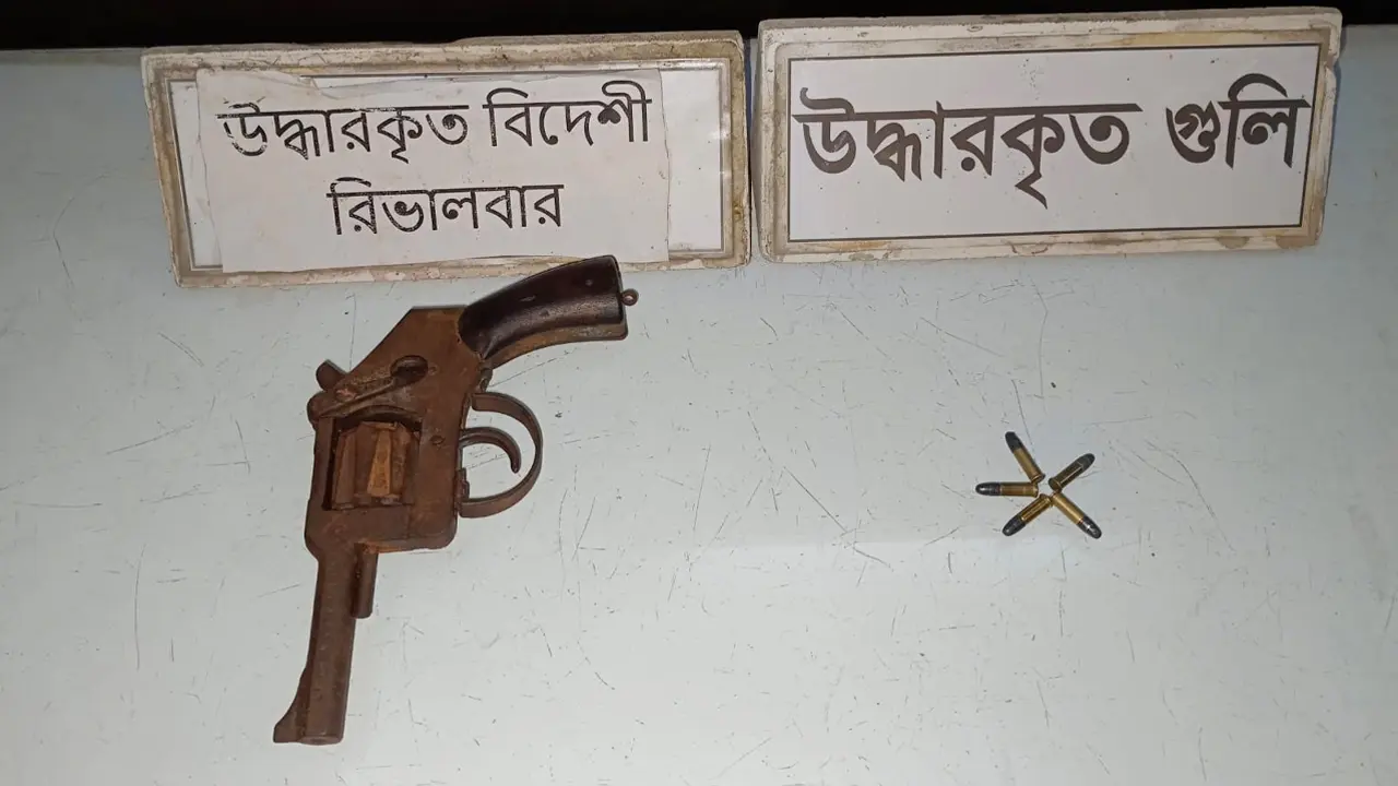 কুষ্টিয়ায় বিদেশি রিভলভার ও ৫ রাউন্ড গুলি উদ্ধার