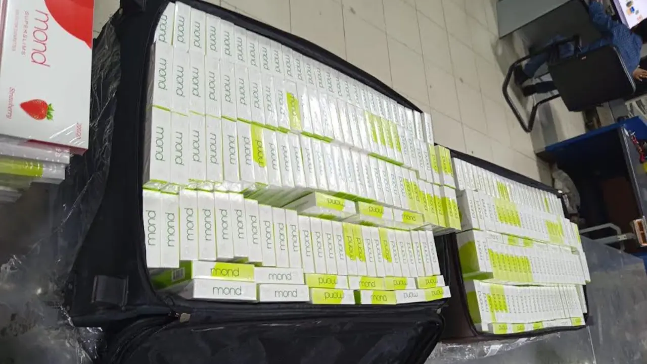 চট্টগ্রাম বিমানবন্দরে যাত্রীর ব্যাগে মিলল সাড়ে ৬ লাখ টাকার সিগারেট