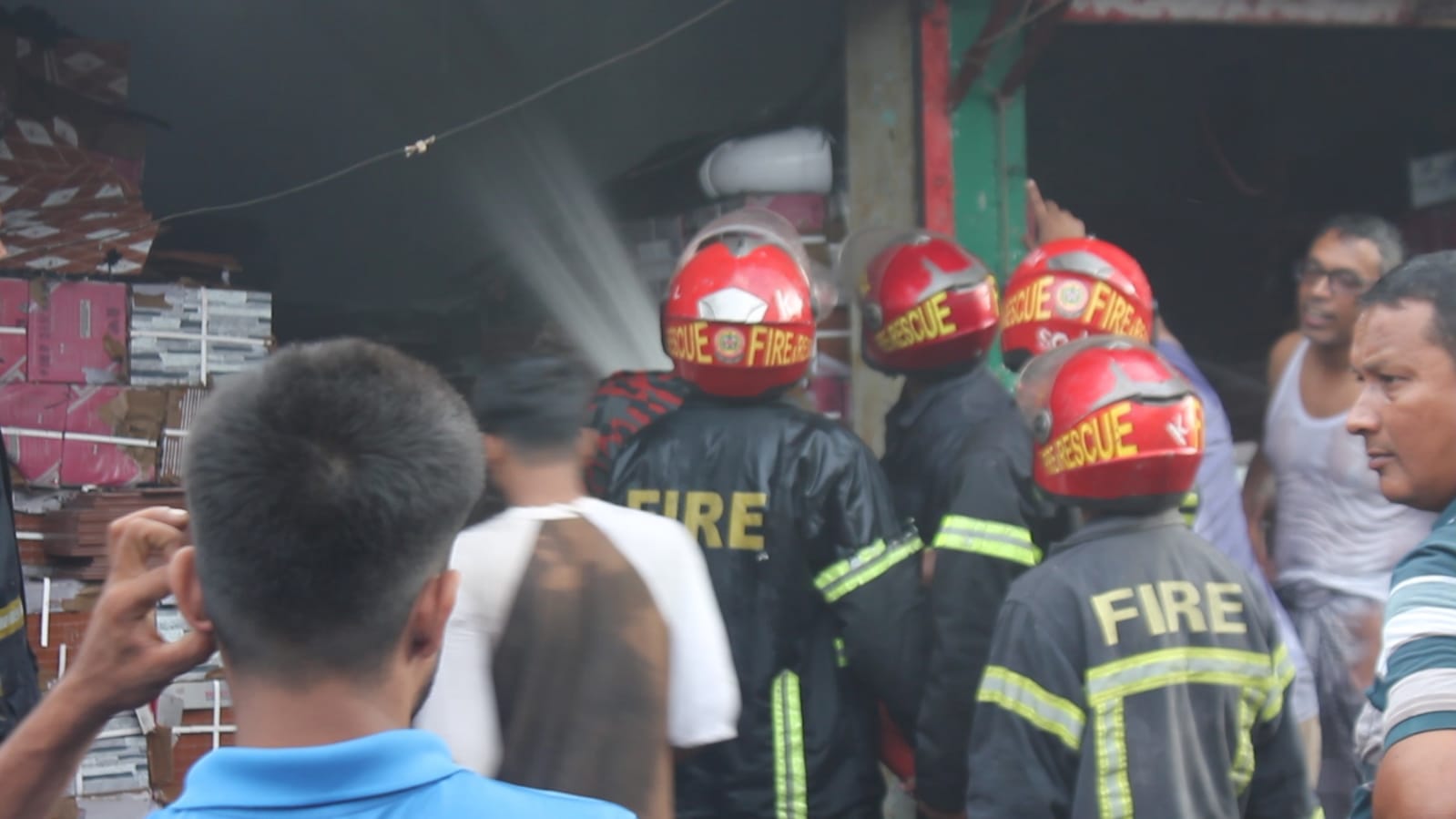 পাংশায় বসতবাড়ির রান্নাঘরের আগুনে ৫ দোকান পুড়ে ছাই, কোটি টাকার ক্ষয়ক্ষতি