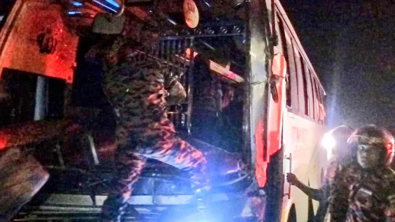 এক্সপ্রেসওয়েতে ট্রাকের পেছনে বাসের ধাক্কা, আহত ৮