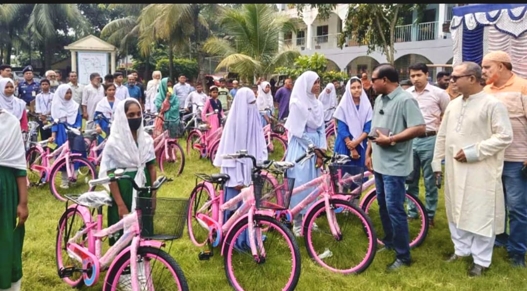 বাইসাইকেলে স্কুল, সেলাই মেশিনে স্বাবলম্বিতা