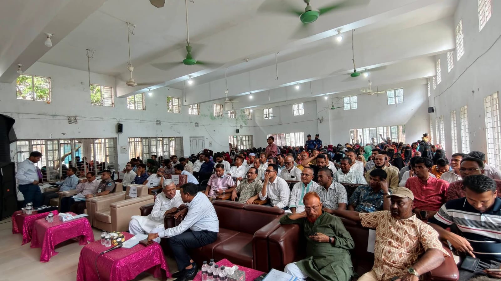 সুবর্ণচরে ৬১৫ পরিবারের মাঝে ফ্যামিলি কার্ড বিতরণ