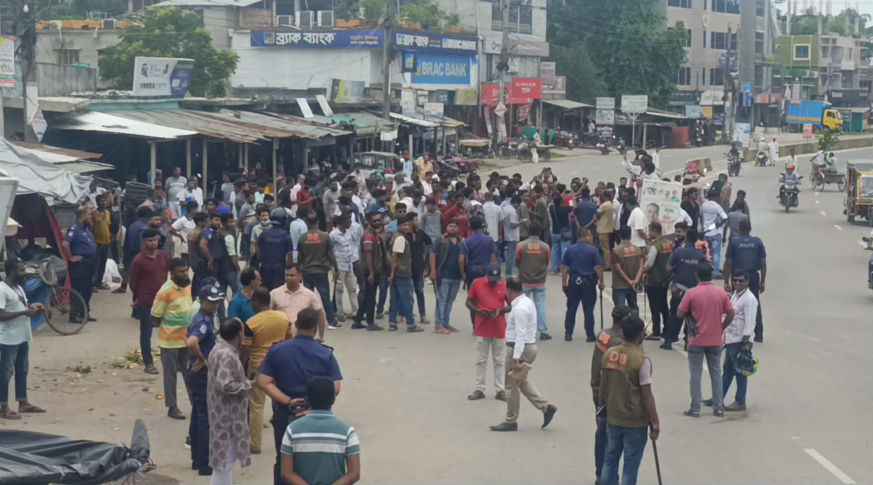 নড়াইলে বাস-মিনিবাস মালিক সমিতির কমিটি নিয়ে বিএনপির দুই গ্রুপ মুখোমুখি, শহরের উত্তেজনা