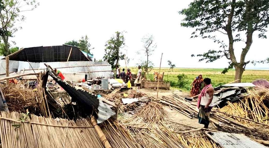 গাইবান্ধায় কালবৈশাখীর তাণ্ডবে বিধ্বস্ত ঘরবাড়ি, বিদ্যুৎ বিচ্ছিন্ন, খোলা আকাশের নিচে মানবতার জীবন যাপন