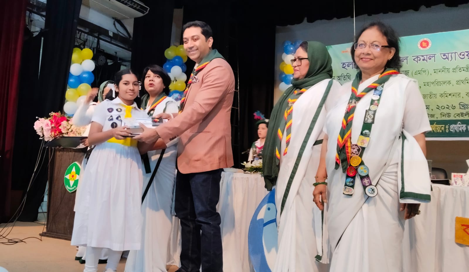 জাতীয় পর্যায়ে হলদে পাখিদের ‘নীল কমল অ্যাওয়ার্ড’ পেলো সাংবাদিক কন্যা অরণী