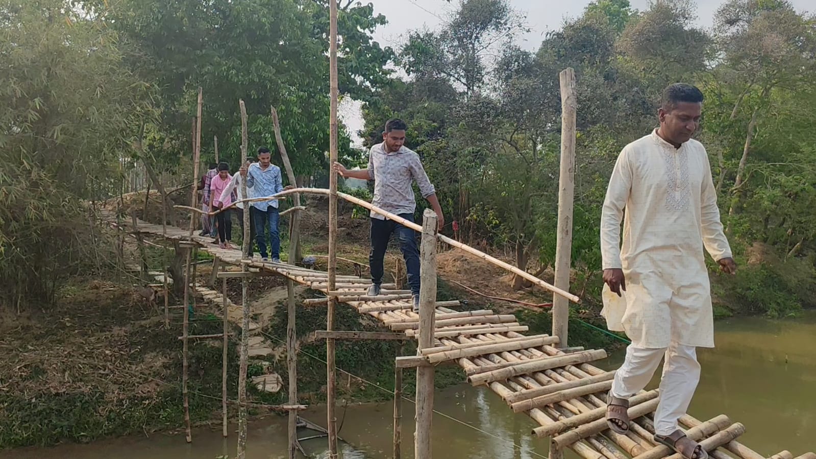 ফেনী পরশুরামের সিলোনিয়া নদীতে ব্রিজ না থাকায় ভোগান্তি