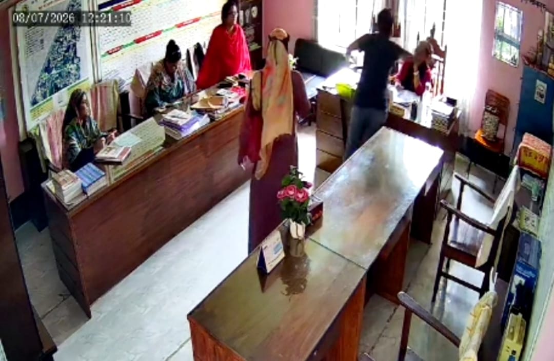 অফিস কক্ষে ঢুকে প্রধান শিক্ষিকাকে চড় মারলেন অভিভাবক, ভিডিও ভাইরাল